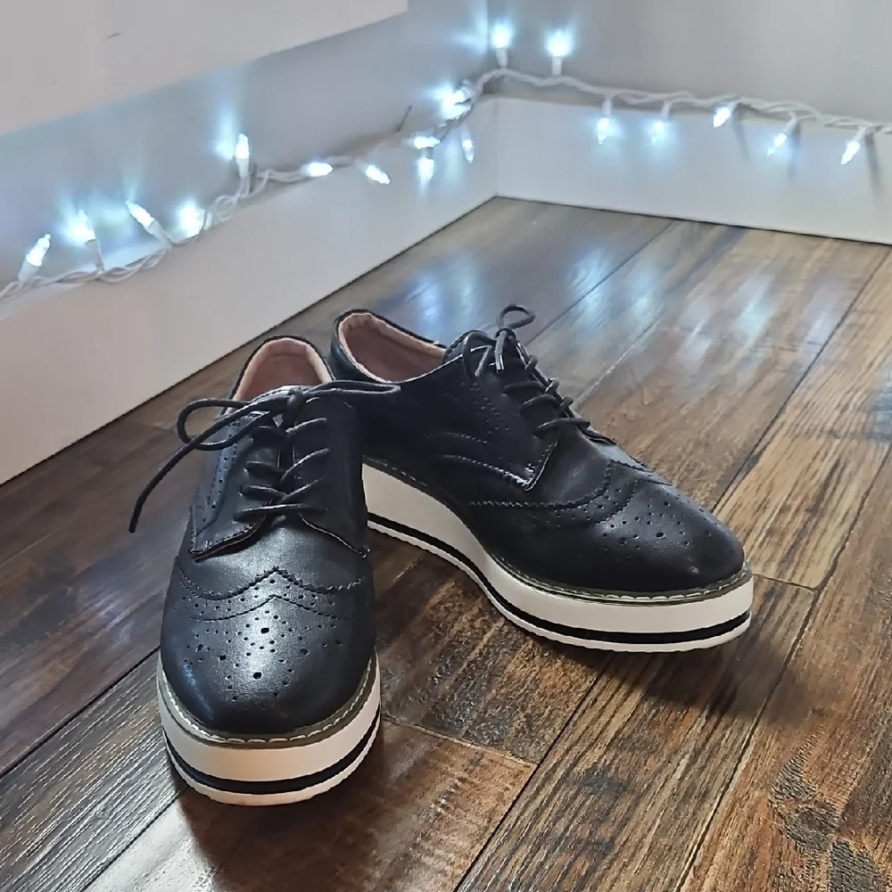 Dadawen‎ Women's Black Platform Oxfords....